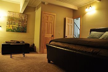 Avalon Lodge *